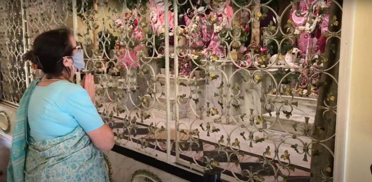 Mukhya Dasi pays her respects to the Deities