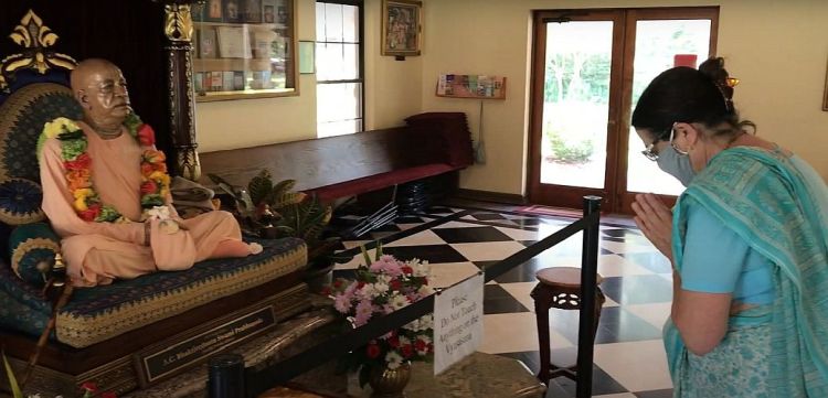 Temple President Mukhya Dasi pays standing obeisances to Srila Prabhupada