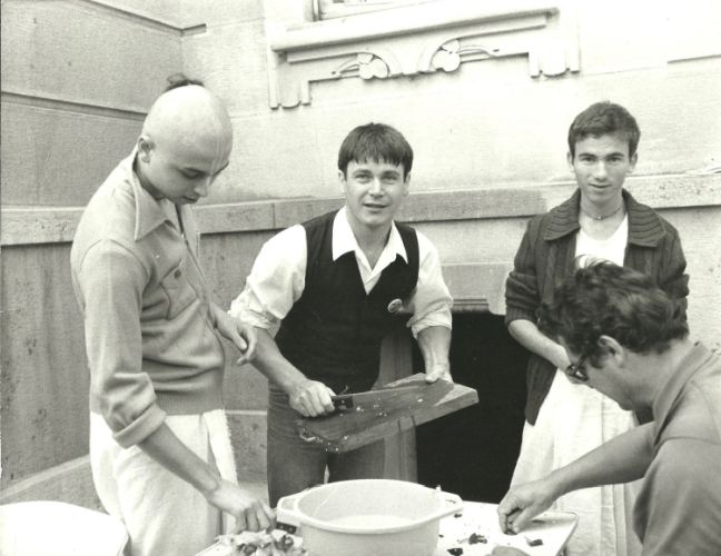 Actor helps devotees in kitchen