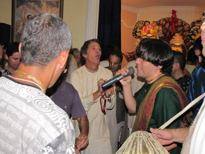 Sri Krishna Murti leading kirtan