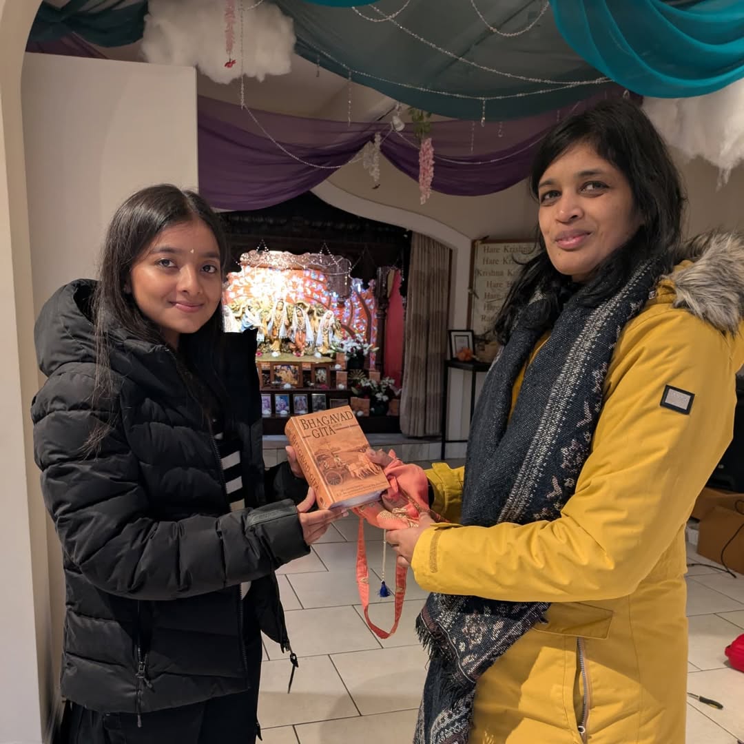 Anuradha Priti Devi Dasi comparte un Gita con un invitado del Templo.